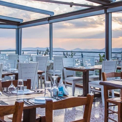 Μπαλκόνι στις Κυκλάδες, θέα και γεύσεις φτιαγμένες από θάλασσα