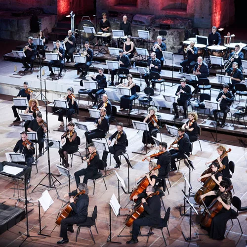 Οι εμβληματικοί «36 Ελληνικοί Χοροί» του Σκαλκώτα από Φιλαρμόνια και Φιδετζή στο Ηρώδειο: μάθημα μουσικής πατριδογνωσίας