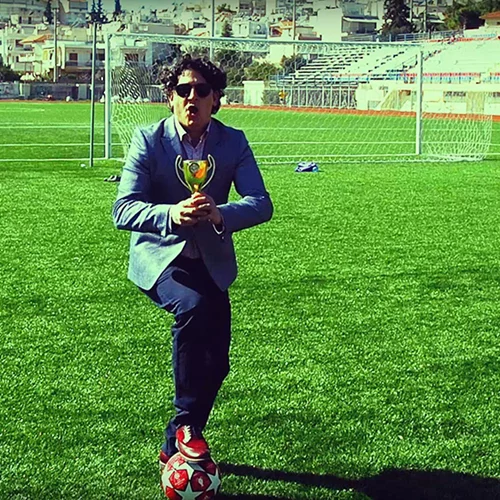 «Όπερα ποδοσφαίρου»: Ο Λευτέρης Βενιάδης βάζει γκολ στις συμβάσεις του μουσικού θεάτρου