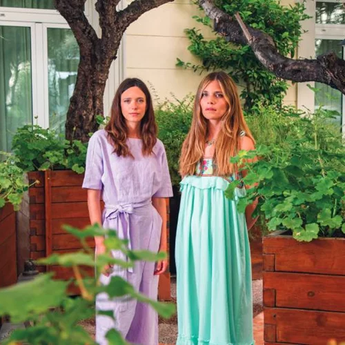 Στέισι Μάρτιν & Ναυσικά Γκερί Καραμαούνα λένε «I Love Greece» από τη Σέριφο ως την Αθήνα