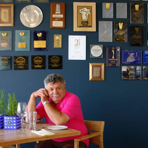 Πώς κύλησαν οι πρώτες μέρες της νέας εστίασης στους κλειστούς χώρους; Τι λένε οι επιχειρηματίες.