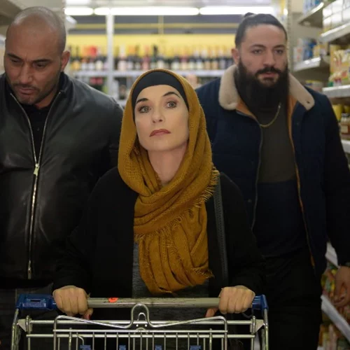 Η Ιζαμπέλ Ιπέρ μας εξηγεί πώς έγινε «Νονά της Νύχτας»