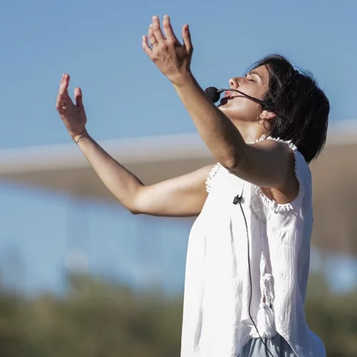 Solar Yoga στα βήματα του Takis: Μιλήσαμε με την instructor Μίμα Ραζέλου λίγο πριν την τελευταία συνάντηση στο ΚΠΙΣΝ