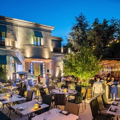 Tα bars της πόλης αγκαλιάζουν το ρεύμα της nikkei κουλτούρας 