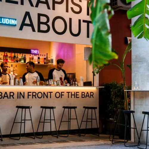 «The bar in front of the bar»: Όταν το fine drinking βγαίνει στο δρόμο 