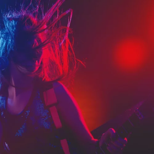 Οι νέες pop stars «αδειάζουν» τη μουσική βιομηχανία	