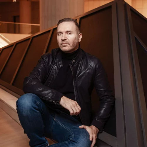 Ο Γιώργος Βάλαρης μιλάει αποκλειστικά στο «α» για τον Μίκη Θεοδωράκη και την παράσταση που αφιερώνει στη μνήμη του