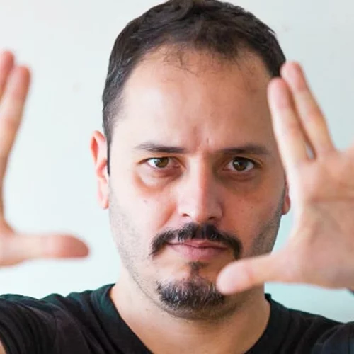 Αλέξανδρος Τσουβέλας: "Η επικοινωνία δεν υπάρχει μέσα από την οθόνη. Πρέπει να βγαίνουμε έξω, να ξεφεύγουμε, να ερχόμαστε πιο κοντά"