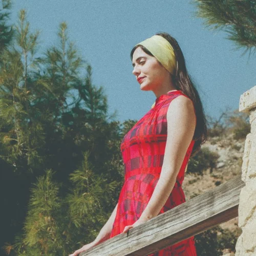 Η Νεφέλη Φασούλη τραγουδάει για τον «Κόσμο της» και τον κόσμο μας