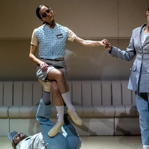 Ανθρωποειδή χορεύουν στην Πειραιώς 260