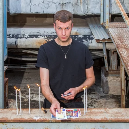 Athens Biennale 7: Μέσα στην «Έκλειψη» των καιρών μας – Διαλέξαμε έξι συμμετοχές που συναρπάζουν