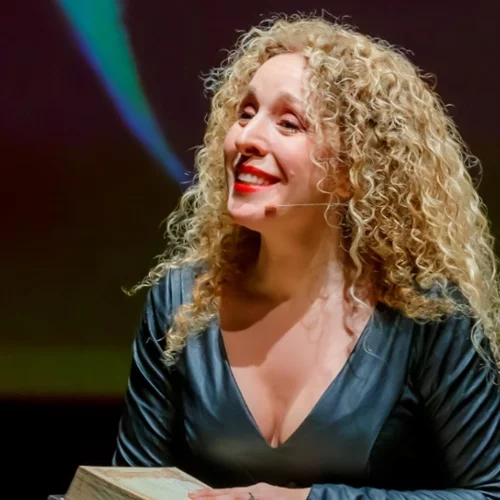 Χριστίνα Κουλουμπή: "Πιστεύω ότι οι άνθρωποι που ασχολούμαστε σοβαρά με το θέατρο για παιδιά, έχουμε συνειδητοποιήσει την ευθύνη και την ελπίδα που κρύβει αυτή η επιλογή"