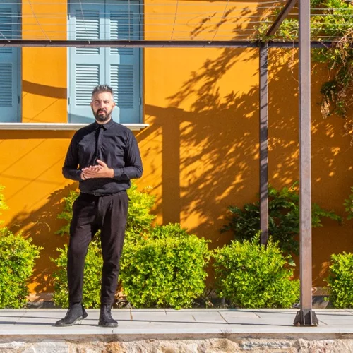 Ηλίας Χατζηχριστοδούλου: «Ας χαθούμε σε μια γειτονιά, όπου το παρελθόν συναντάει ψηφιακά το μέλλον»