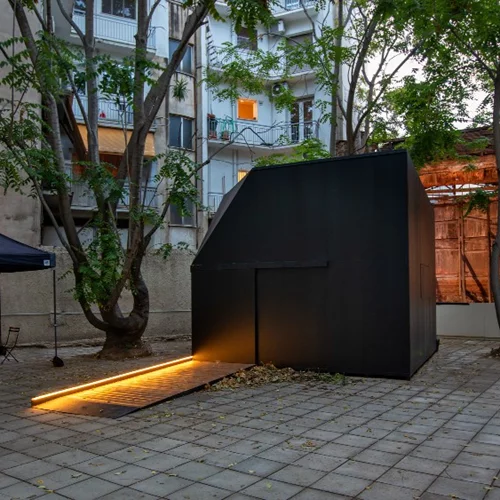 "Έργο για έναν άνθρωπο μονάχα": Στην μοναδική σωζόμενη "Μάντρα" της Αθήνας ακούγονται, επιτέλους, όσα δεν έχουν ειπωθεί