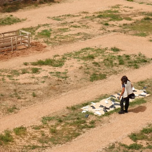 Εγκαίνια Εβδομάδας | Ήρθε ο καιρός να ξαναδείς την μυστηριακή ανασκαφή του Λόλη «Πίσω από το θέατρο» (18-24/10)