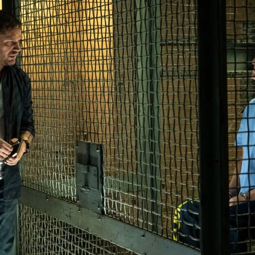 «Venom 2»: Δείτε τον Γούντι Χάρελσον να «ισοπεδώνει» τον Τόμ Χάρντι