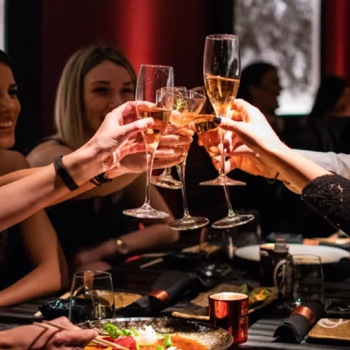 To «The Y Project» του YTON σερβίρει ξανά σούσι και… διπλοπενιές