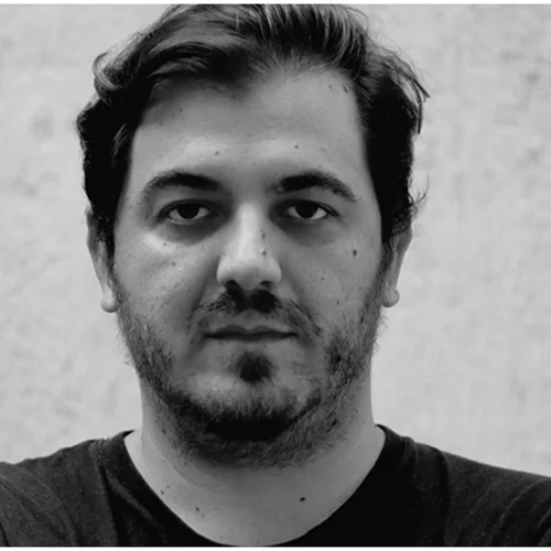 Δημήτρης Μπαμπίλης: «Ο φόβος, η αβεβαιότητα, η επισφάλεια, είναι για την γενιά μου η μόνη σταθερά»