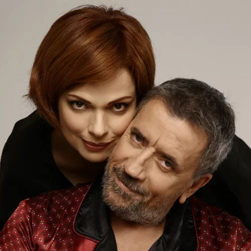 Ο Σπύρος Παπαδόπουλος και η Δάφνη Λαμπρόγιαννη στη δίνη του κωμικού «Sexy laundry»