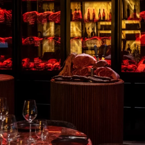 "Drakoulis Dry & Raw": Καρνιβορική αποθέωση σε electro ρυθμούς