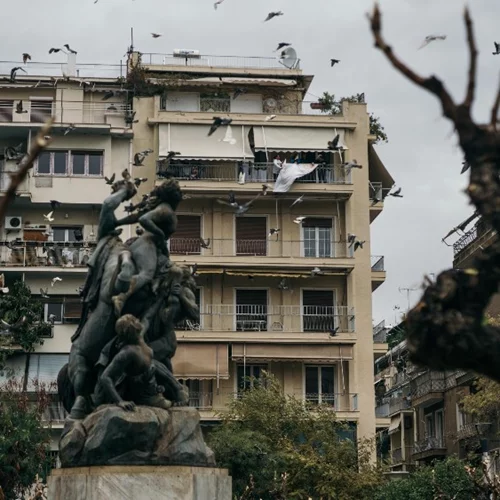 Κάτι τρέχει στην Πλατεία Βικτωρίας: Καλλιτέχνες παρεμβαίνουν μαζί με τους κατοίκους