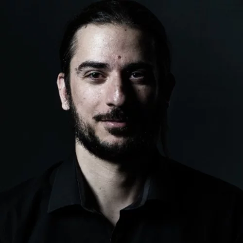 Νικορέστης Χανιωτάκης: "Το να μιλάς πολιτικά για το εδώ και τώρα είναι κάτι που υπάρχει στη φύση του θεάτρου και πρέπει να το βλέπουμε πρόσωπο με πρόσωπο"