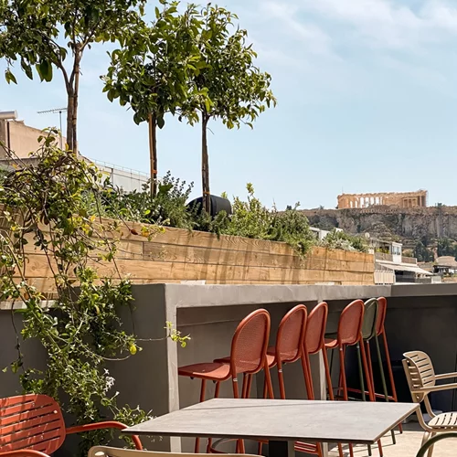 "The Neighbors Upstairs": Μια όαση χαλάρωσης με θέα την Ακρόπολη