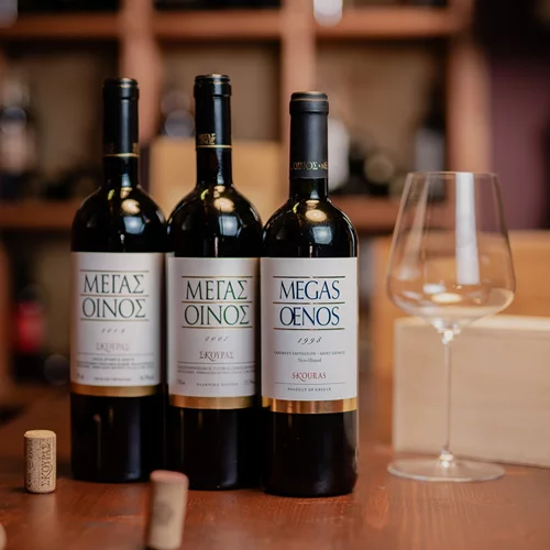 Πρόποση με ένα μεγάλο κρασί από το Κτήμα Σκούρα