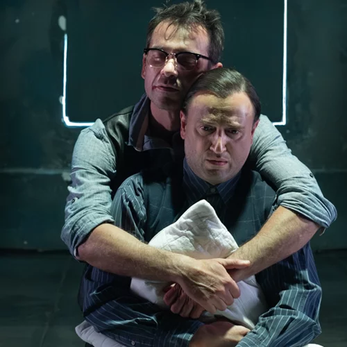 Πρώτη ματιά στην παράσταση του συγκλονιστικού "Πουπουλένιου" του Μάρτιν ΜακΝτόνα