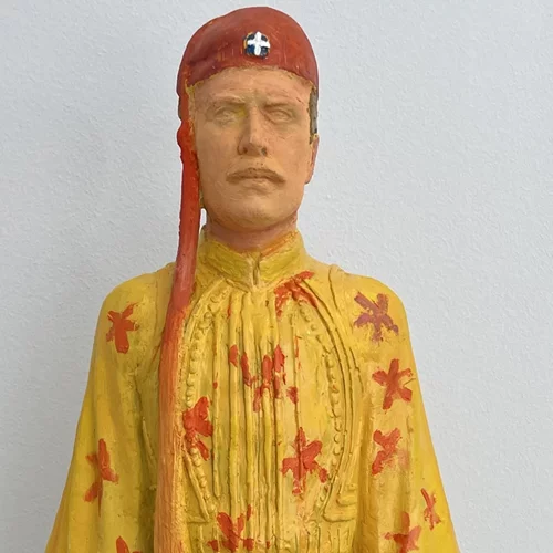 14 σύγχρονοι καλλιτέχνες επανεξετάζουν τη μορφή του Εύζωνα