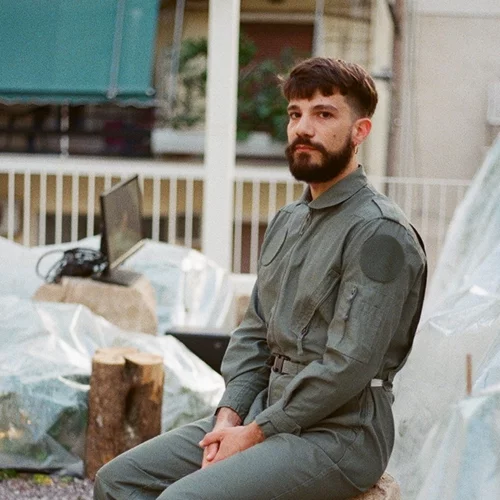 Για τον ευά παπαδάκη, "η ποίηση στην Ελλάδα σήμερα είναι ζωντανή, πειραματική, πολυφωνική, θαρραλέα"