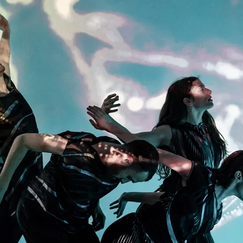 Το "4 + ένα" στο Δημοτικό Θέατρο Πειραιά είναι μια σπουδή πάνω στα στοιχεία της φύσης (μας)