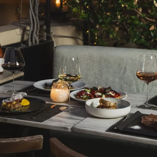 Ολόφρεσκο μενού στο πιο προνομιούχο "Balcony" με θέα την Ακρόπολη