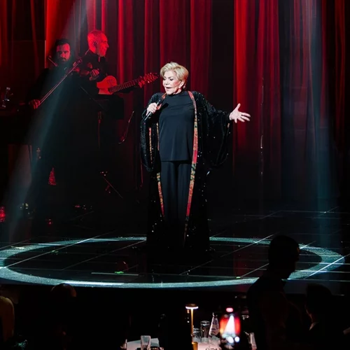 Έκτακτο: Η Μαρινέλλα λιποθύμησε στη σκηνή του Ηρωδείου