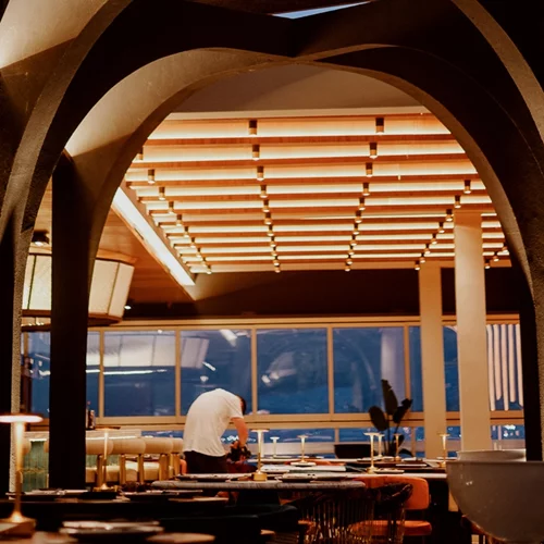 Τι γεύση αφήνει ένα δείπνο στο υψηλότερο κτίριο της Αθήνας