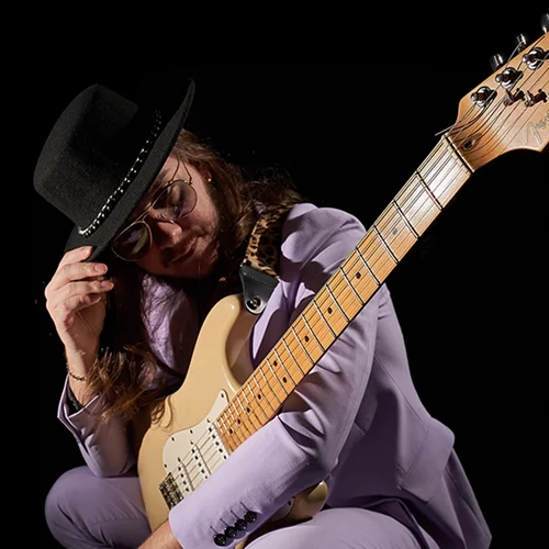 Ο Thomy Gunn σε μια κιθαριστική "Blessed Madness" βραδιά