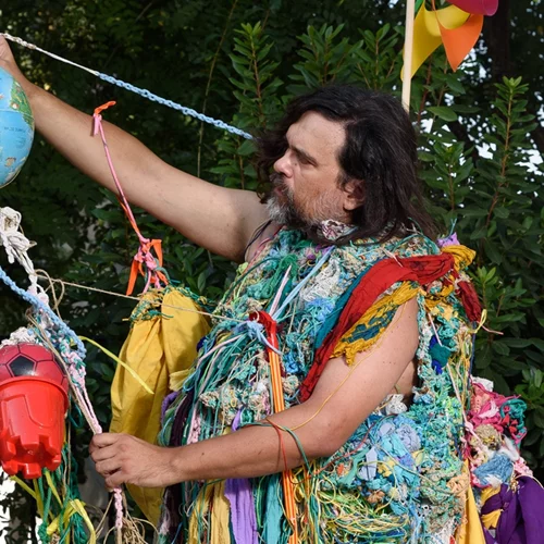 "Αναποδιές": Μια έκθεση τέχνης κοιτάζει λοξά την Πάρο