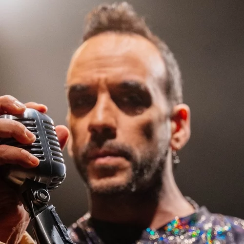 Ο Πάνος Μουζουράκης "Σκρουτζ" στο ροκ μιούζικαλ του Μεγάρου Μουσικής