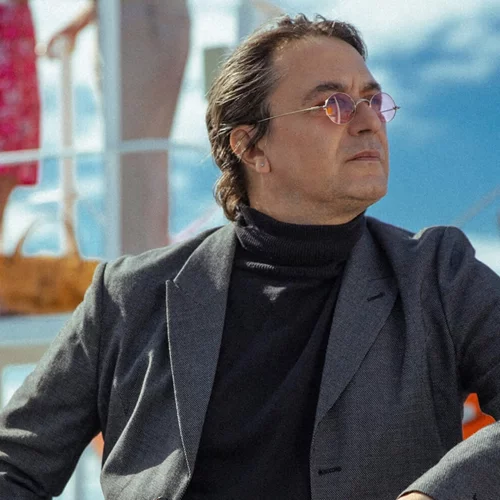 Ο Γιάννης Κότσιρας ανεβαίνει στο "Κατάστρωμα Α" του Ακροπόλ