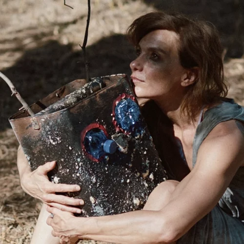 "Φλάι": Η πικρή σάτιρα της Στέλλας Ζαφειροπούλου επιστρέφει τον Οκτώβριο στο Faust Bar Theatre