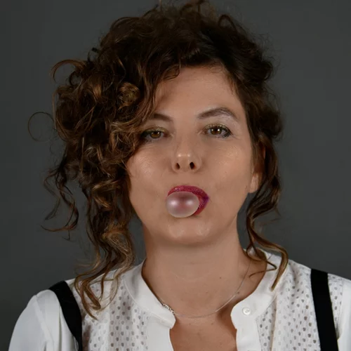 Έλλη Παπακωνσταντίνου: "Οι "Βάκχες" μου αγκαλιάζουν όλες τις θηλυκότητες και τα τραύματά τους"