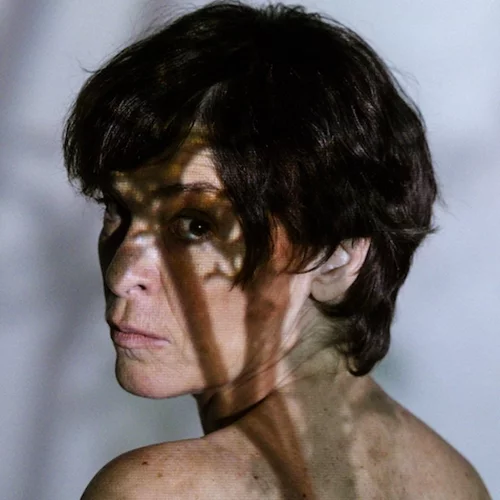 Για την Μαρία Πρωτόπαππα, ο πόλεμος είναι κληρονομική νόσος, ταξιδεύει στον χρόνο και δεν έχει αντίδοτο