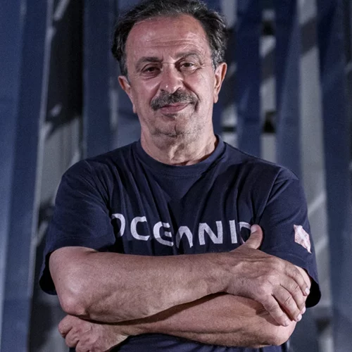 Οι "Εκκλησιάζουσες" με τη μορφή καμπαρέ από τον Θέμη Μουμουλίδη