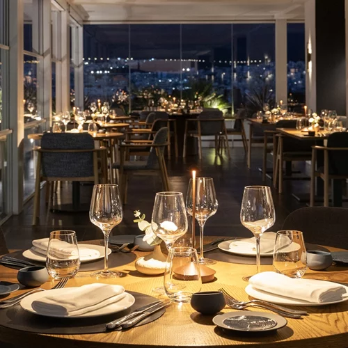 Αγίου Βαλεντίνου στο WHISPERS: Ένα δείπνο για δύο πάνω από τη φωτισμένη Αθήνα