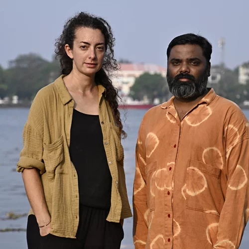 Η εικαστικός Αθηνά Κουμπαρούλη συζητά για τις αρχαιολογίες του μέλλοντος με αφορμή τη Μπιενάλε της Ινδίας