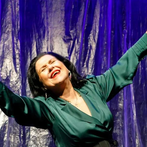 "Τα λουκούμια μες στο βάζο": Άρωμα νοσταλγίας στη νέα παράσταση της Μαίρη Ιγγλέση