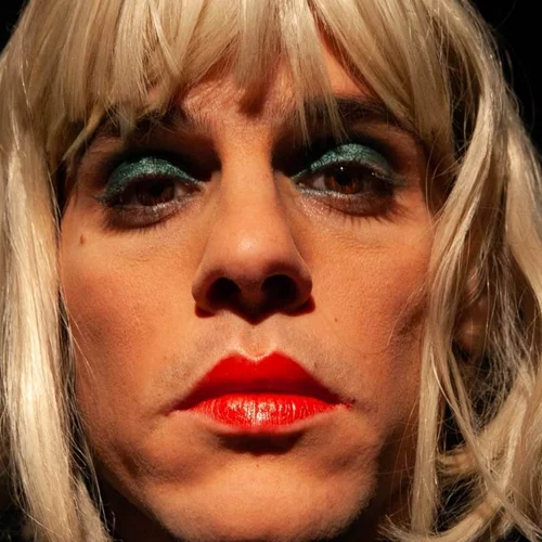 "Ζακ / Zackie Oh! A Queen Story": Ο Ζακ Κωστόπουλος μέσα από έναν θεατρικό ιμπρεσιονιστικό πίνακα