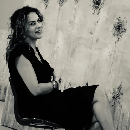 Ταξιδεύουμε στον εξπρεσιονιστικό, ανάγλυφο κόσμο της Αναστασίας Γκινάκη