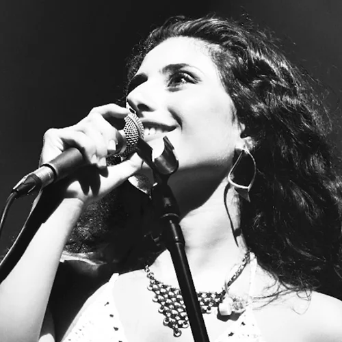 Η Μαρίνα Σπανού υποδέχεται το καλοκαίρι με έναν νέο δίσκο