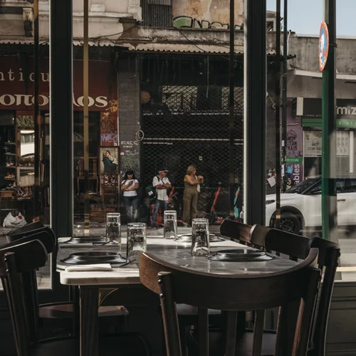 Κι όμως, υπάρχουν ακόμη τίμιες ταβέρνες στου Ψυρρή